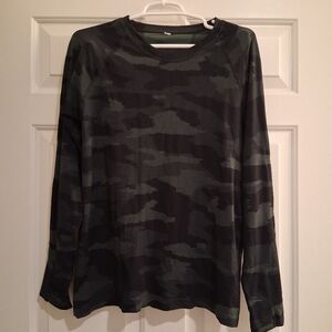 Athleta Momentum Long Sleeve Shirt Size XL Black Camo Print